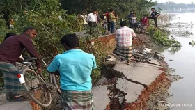 চোখের পলকে নদীতে বিলীন ঘরবাড়ি-পাকা সড়ক