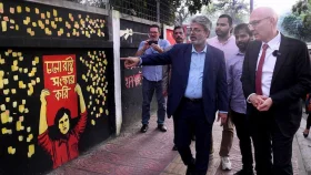 জুলাই গণঅভ্যুত্থানের গ্রাফিতি দেখলেন জাতিসংঘের মানবাধিকার হাইকমিশনার