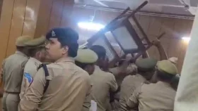 আদালতে বিচারকের সঙ্গে আইনজীবীদের হাতাহাতি