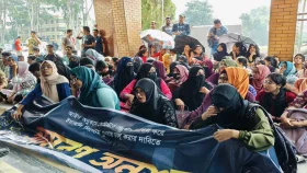 সেমিস্টার পদ্ধতি বাতিলে আমরণ অনশনে রাবি শিক্ষার্থীরা