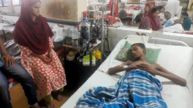 ছেলের চিকিৎসায় সুদে নেয়া ধারের টাকাও শেষ রিকশাচালক পিতার