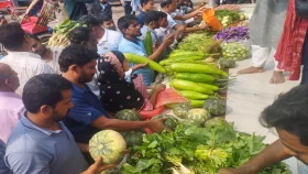 শিক্ষার্থীদের সিন্ডিকেট মুক্ত বাজারে ক্রেতাদের ভিড়