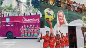 নেতা-নেত্রীর ছবি নয়, ছাদ খোলা বাসে শুধু মেয়েরাই