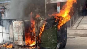 মিরপুরে সেনাবাহিনী ও পুলিশের গাড়িতে আগুন