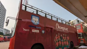 সাবিনাদের জন্য প্রস্তুত ছাদ খোলা বাস