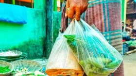 আজ থেকে কাঁচাবাজারেও নিষিদ্ধ পলিথিন