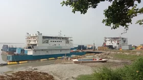 নাব্যতা সংকটে আারিচা-কাজিরহাট রুটে ফেরি বন্ধ&nbsp;