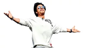 জনতাকে হাত নাড়ানো মানুষটি আমি নই