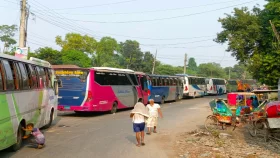 দৌলতদিয়া ঘাটে বাসের দীর্ঘ সারি, ভোগান্তিতে যাত্রীরা