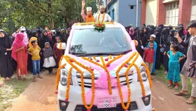 সানরুফ গাড়িতে শিক্ষকের রাজকীয় বিদায়