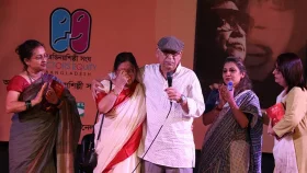 কাঁদলেন আবুল হায়াত
