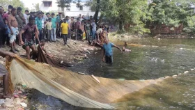 অস্ত্রের সন্ধানে পুকুরে জাল ফেলে দুইটি মোটরসাইকেল পেল পুলিশ &nbsp; &nbsp;