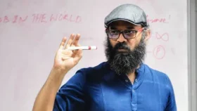 বন্ধ ঘরে পাওয়া গেল পরিচালকের পচাগলা দেহ