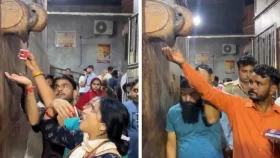 মন্দিরে চরণামৃত ভেবে এসির পানি খাচ্ছেন ভক্তরা!