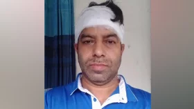 মানিকগঞ্জে ঘরে ঢুকে দেশ রূপান্তরের সাংবাদিককে হত্যাচেষ্টা