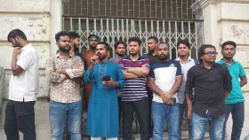৩ দফা দাবিতে জবির প্রশাসনিক ভবনে তালা