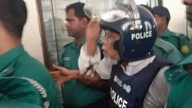 আমুর আইনজীবীকে মেরে বের করে দিলেন অন্য আইনজীবীরা
