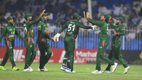 ৬ বলের মধ্যে ৩ উইকেট হারালো আফগানিস্তান