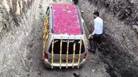 প্রিয় গাড়ি কবর দিতে ২০০০ মানুষকে নিমন্ত্রণ দিলেন কৃষকের