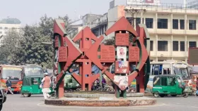 রাজধানীর জিরো পয়েন্টে সতর্ক অবস্থানে পুলিশ-সেনাবাহিনী