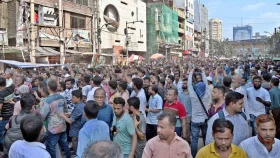 আ.লীগ কার্যালয়ের সামনে শেখ হাসিনার ফাঁসির দাবিতে স্লোগান
