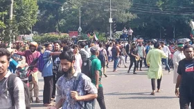 তিন দফা দাবিতে শিক্ষা ভবন ঘেরাও জবি শিক্ষার্থীদের