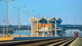 ৫৮ কোটির স্টেশনে থামে না একটি ট্রেনও