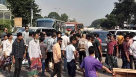 স্বাস্থ্য উপদেষ্টার গাড়ি আটকে আন্দোলনে আহতদের &zwj;বিক্ষোভ, সড়ক অবরোধ