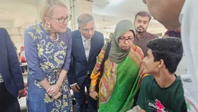 আহতদের চিকিৎসা ব্যবস্থা ঘুরে দেখলেন স্বাস্থ্য উপদেষ্টা ও ব্রিটিশ হাইকমিশনার