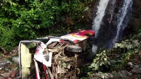 নেপালে বাস খাদে পড়ে ৮ তীর্থযাত্রী নিহত