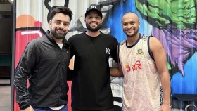 ওমরাহ শেষে রশিদ খানের সঙ্গে কী করছেন সাকিব?