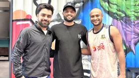 ওমরাহ শেষে রশিদ খানের সঙ্গে কী করছেন সাকিব?