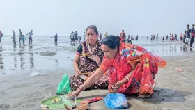 পূন্যস্নানের মধ্য দিয়ে শেষ হলো রাস উৎসব