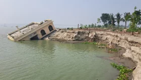 শরীয়তপুরে পদ্মার বাঁধে ধস, আতঙ্কে গ্রামবাসী