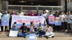 পেট্রোবাংলার ফটকে চাকরি প্রত্যাশীদের বিক্ষোভ, আটকা শতাধিক কর্মকর্তা