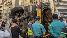 পল্টনে বাস-ট্রাকের মুখোমুখি সংঘর্ষ, প্রাণ গেল অটোরিকশা যাত্রীর