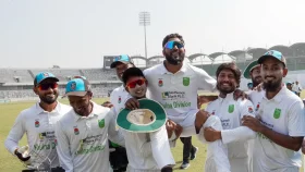 সতীর্থদের কাঁধে চড়ে রাজসিক বিদায় ইমরুলের