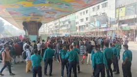 বিশ্ববিদ্যালয়ের দাবিতে মহাখালীতে সড়ক অবরোধ তিতুমীরের শিক্ষার্থীদের