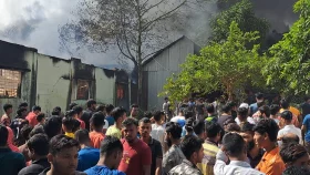 গাজীপুরে শ্রমিকদের বিক্ষোভের জেরে সংঘর্ষ, আগুন