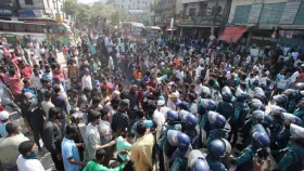 দয়াগঞ্জে সড়ক অবরোধ, পুলিশের সঙ্গে অটোরিকশাচালকদের সংঘর্ষ
