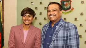 সাবিনার হাতে ২০ লাখ টাকা তুলে দিলেন ফারুক