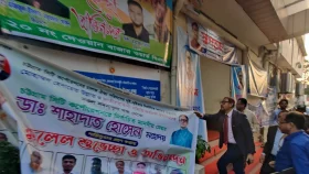 নিজের ব্যানার নিজেই ছিঁড়লেন মেয়র শাহাদাত