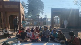 অটোরিকশার ধাক্কায় ছাত্রী নিহত: ৮ দাবিতে জাহাঙ্গীরনগরে ব্লকেড কর্মসূচি