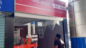 মহাখালীতে শপিংমল-এটিএম বুথে ভাঙচুর চালাল রিকশাচালকরা