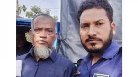 গৌরনদীর সাবেক মেয়রকে মারধর করে পুলিশে দিল জনতা