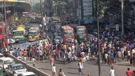 রাজধানীর বিভিন্ন সড়ক আটকে ব্যাটারিচালিত রিকশাচালকদের বিক্ষোভ&nbsp;