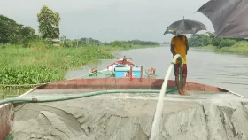 মাদারীপুরে নদ-নদী থেকে বালু তোলার মচ্ছব&nbsp;