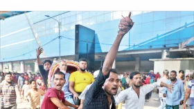 ব্যাটারিরিকশা চালকে অচল শহর