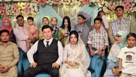 প্রেমের টানে সাভারে কোরীয় যুবক