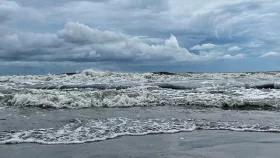 সাগরে লঘুচাপের আভাস, কমতে পারে তাপমাত্রা